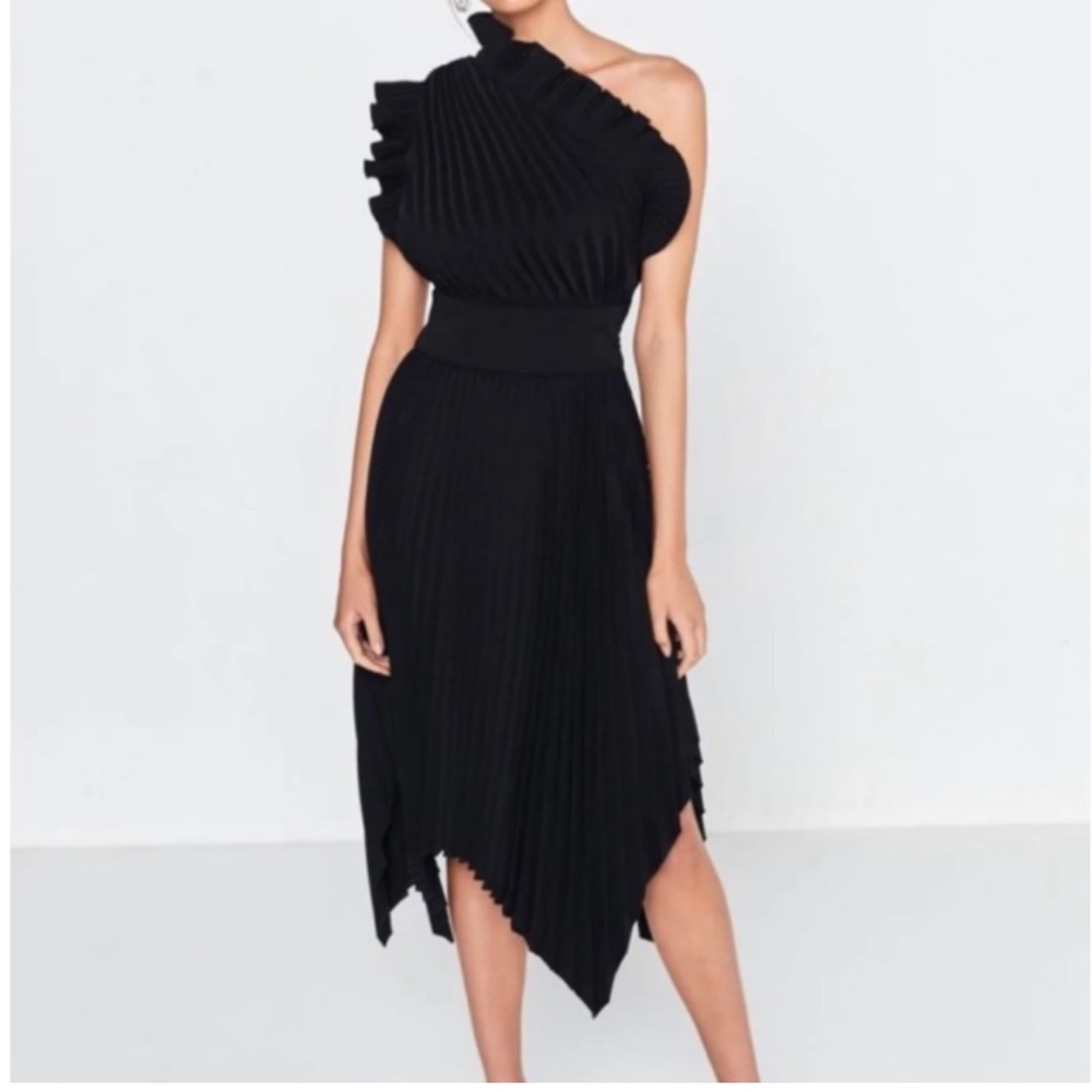 Asymmetric One-Shoulder Black Pleated Midi Dress